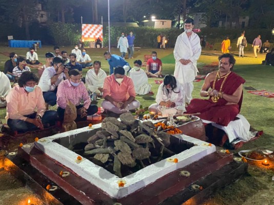 लोक कल्याण हेतु शिव आह्वान के पश्चात योगी प्रियव्रत अनिमेष ने महाकुंभ अनुष्ठानों का किया समापन