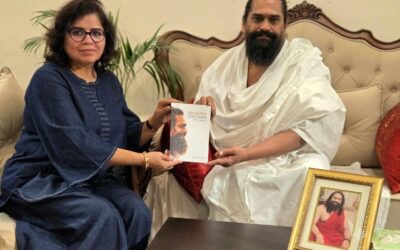 Income Tax Commissioner मोनिका ने योगी प्रियव्रत अनिमेष जी से प्राप्त किया आशीर्वाद, ‘आकाश’ पुस्तक हुई भेंट